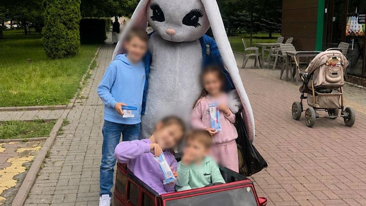 Маленькие жители Магаса получили мороженое и подарки от ЛДПР в День защиты детей